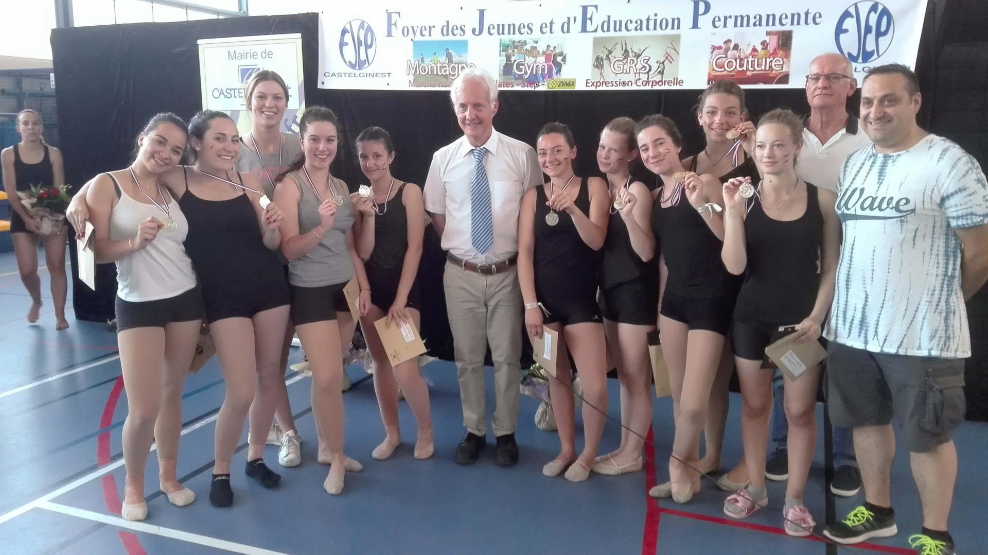 M. le Maire remet les récompenses aux lauréates du championnat national